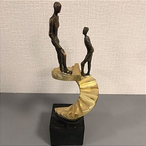 ESCULTURA HOMENS NA ESCADA 41CM