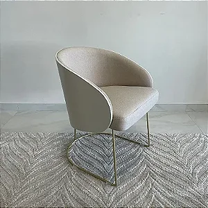 POLTRONA ELISA MADEIRA BRANCA COM DETALHE EM METAL DOURADO 75X57CM