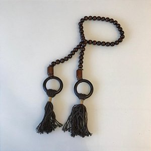 COLAR DE MESA EM MADEIRA E BARBANTE MARROM