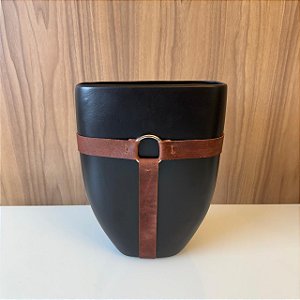 VASO CERAMICA ACHATADO PRETO FOSCO COM COURO E ARGOLA  MEDIO