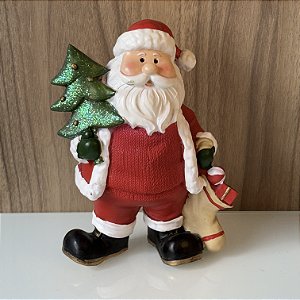 ESCULTURA PAPAI NOEL EM RESINA COM ARVORE E SACO DE PRESENTES