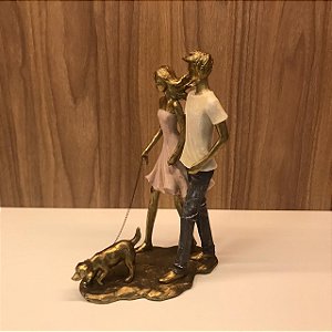 ESCULTURA/ ESTATUETA CASAL PASSEANDO COM CACHORRO