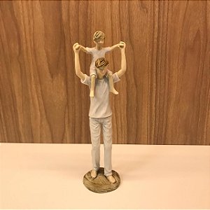 ESCULTURA / ESTATUETA PAI COM FILHO NAS COSTAS