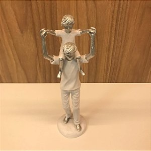 ESCULTURA / ESTATUETA PAI COM FILHO NAS COSTAS - PRATA E BRANCO