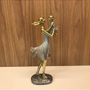 ESCULTURA / ESTATUETA MAE E FILHA NO COLO - AZUL E DOURADO