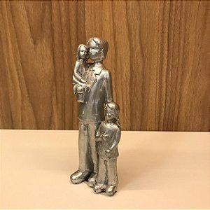 ESCULTURA PAI E 2 FILHOS MENINO E MENINA
