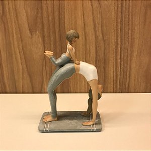 ESCULTURA / ESTATUETA MAE E FILHA POSIÇÃO IOGA