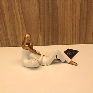 ESCULTURA / ESTATUETA CASAL SENTADO CHAO - BRANCO E DOURADO