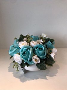 ARRANJO DE ROSAS AZUISE FLORES BRANCAS COM VASO BRANCO