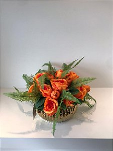 ARRANJO DE ROSAS LARANJAS COM SAMAMBAIA EM VASO DOURADO DE CERAMICA