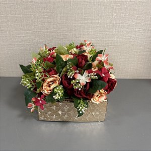 ARRANJO DE FLORES VERMELHAS E ROSAS MISTAS EM VASO QUADRADO ROSE DE CERAMICA