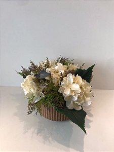 ARRANJO DE FLORES OFF WHITE E FOLHAGENS MISTAS COM VASO CANELADO MARROM EM CERAMICA