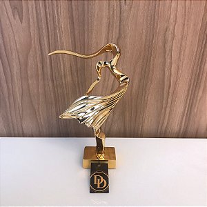 ESCULTURA ABSTRATA MULHER VENTO EM RESINA DOURADA GRANDE 37x23CM