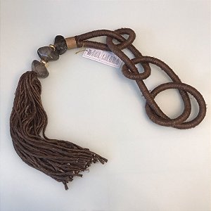 COLAR DE MESA CORDA SISAL MARROM COM PEDRAS 1,26M