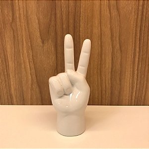 ESCULTURA DE CERAMICA MAO PAZ E AMOR BRANCO