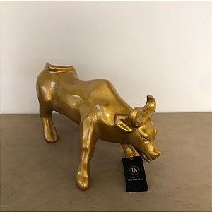 ESCULTURA TOURO WALL STREET EM RESINA DOURADO