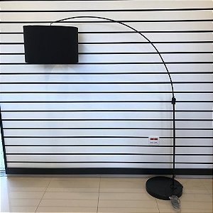ILUMINARIA PISO ARCO PRETO