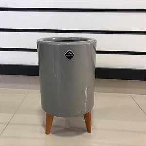 VASO DE FIBRA PRATA COM PEZINHO EM MADEIRA