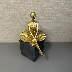 ESCULTURA BAILARINA EM RESINA