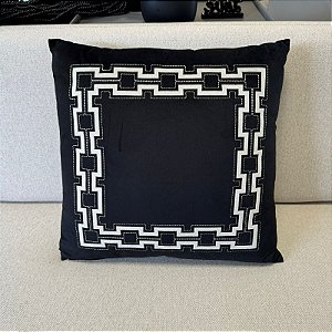 ALMOFADA VELUDO PRETA COM APLIQUE OFF WHITE