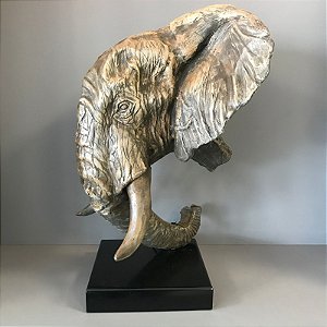 ESCULTURA CABEÇA DE ELEFANTE MARROM EM RESINA COM BASE EM METAL