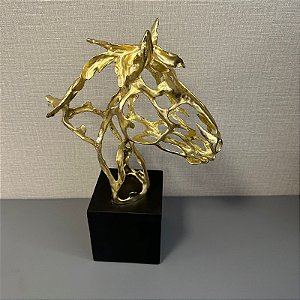 ESTATUETA DE CAVALO EM RESINA DOURADO COM BASE PRETA-41X30CM
