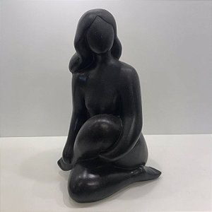 ESCULTURA PÓ DE PEDRA MULHER PERNA CRUZADA - 37X23CM
