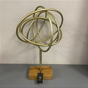 PEÇA DECORATIVA DE METAL DOURADO E BASE DE MADEIRA 50X32CM