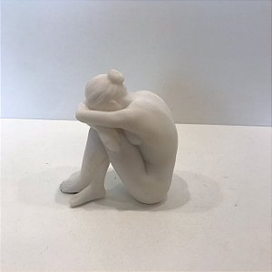 ESCULTURA DECORATIVA MULHER BRANCA -16X12CM