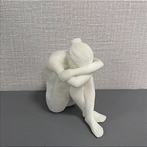 ESCULTURA DECORATIVA MULHER DE RESINA BRANCA 15X14cm
