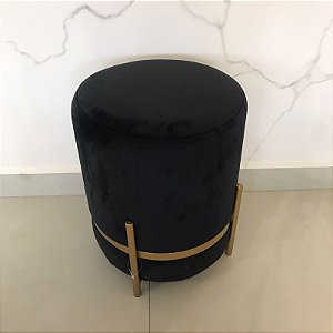 PUFF EM VELUDO PÉ PALITO EM METAL - PRETO E DOURADO.