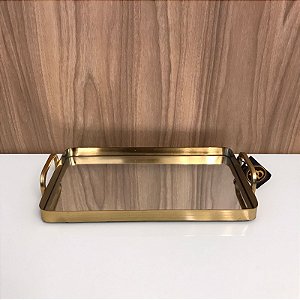 BANDEJA RETANGULAR COM ALÇA METAL DOURADO E ESPELHO PRATA