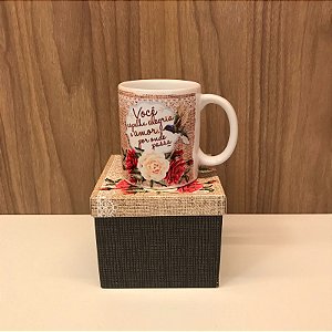 CANECA EM CERAMICA - VOCÊ ESPALHA ALEGRIA E AMOR POR ONDE PASSA