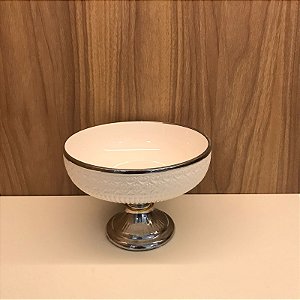 CENTRO DE MESA DECORATIVO BRANCO E PRATA.