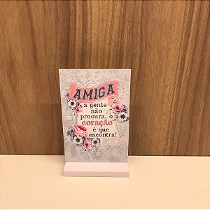 PLAQUINHA COM BASE - AMIGA A GENTE NÃO PROCURA...