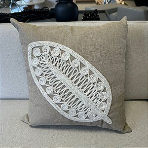 ALMOFADA LINHO BEGE COM APLIQUE BRANCO