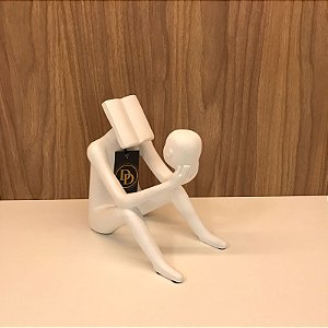 ESCULTURA HOMEM LENDO BRANCO
