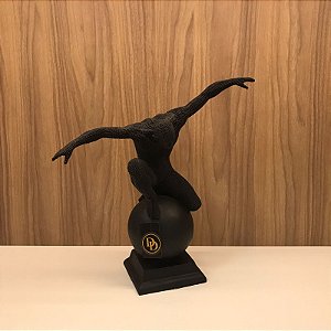 ESTATUETA MASCULINA EM RESINA
