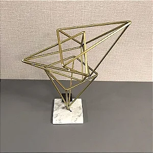 ESCULTURA ABSTRATA TRIANGULO DOURADO