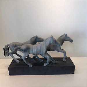 CAVALOS DECORATIVOS EM RESINA CINZA FOSCO GRANDE 29X48X15CM