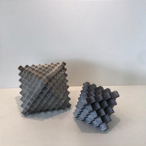 ESCULTURA CUBOS CINZA GRAFITE G 15X17CM M 11X11CM
