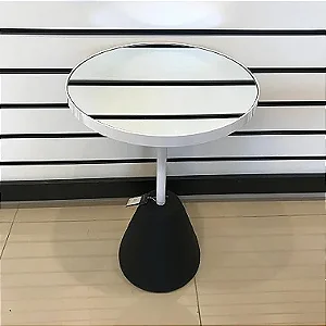 MESA LATERAL TAMPO ESPELHADO BASE EM COURO PRETO E METAL BRANCO PEQUENO 63X40CM