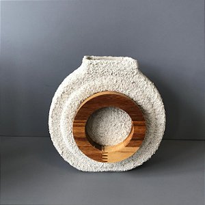 VASO DE CERAMICA SPACE AREIA COM APLIQUE EM MADEIRA PEQUENO 21CM
