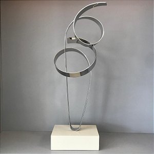 ESCULTURA ESPIRAL PRATA COM BASE EM MADEIRA 75X26X16CM