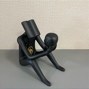 ESCULTURA HOMEM LENDO EM RESINA PRETO 22X13X22CM