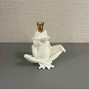 ESCULTURA SAPO BRANCO COM COROA DOURADA