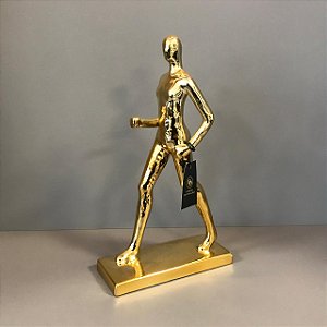 ESCULTURA DE CERAMICA HOMEM ANDANDO DOURADO
