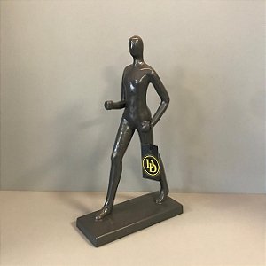 ESCULTURA DE CERAMICA HOMEM ANDANDO PRETO