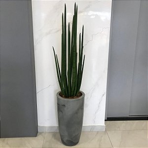 ARRANJO DE CHAO RABO DE TATU COM VASO DE PLÁSTICO CINZA MARMORIZADO 1,71M