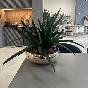 ARRANJO COM FOLHA DE ORQUÍDEA VERDE EM VASO ESPELHADO DOURADO